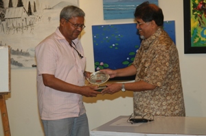 Shri. Suhas Bahulkar felicitate Artist Babu Udupi at Artfest 09, Indiaart Gallery